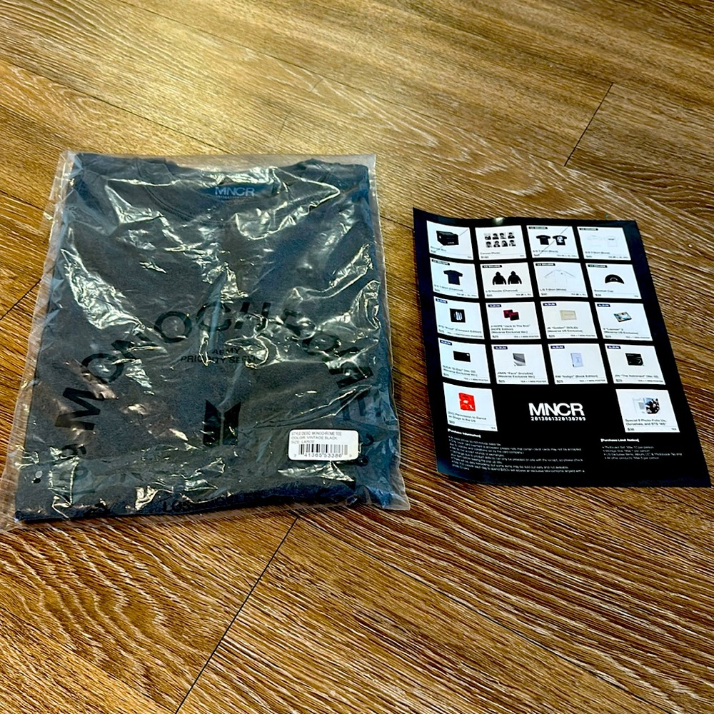 US EXCLUSIVE BTS ARMY CHARCOAL MONOCHROME TEE (Men’s Large)